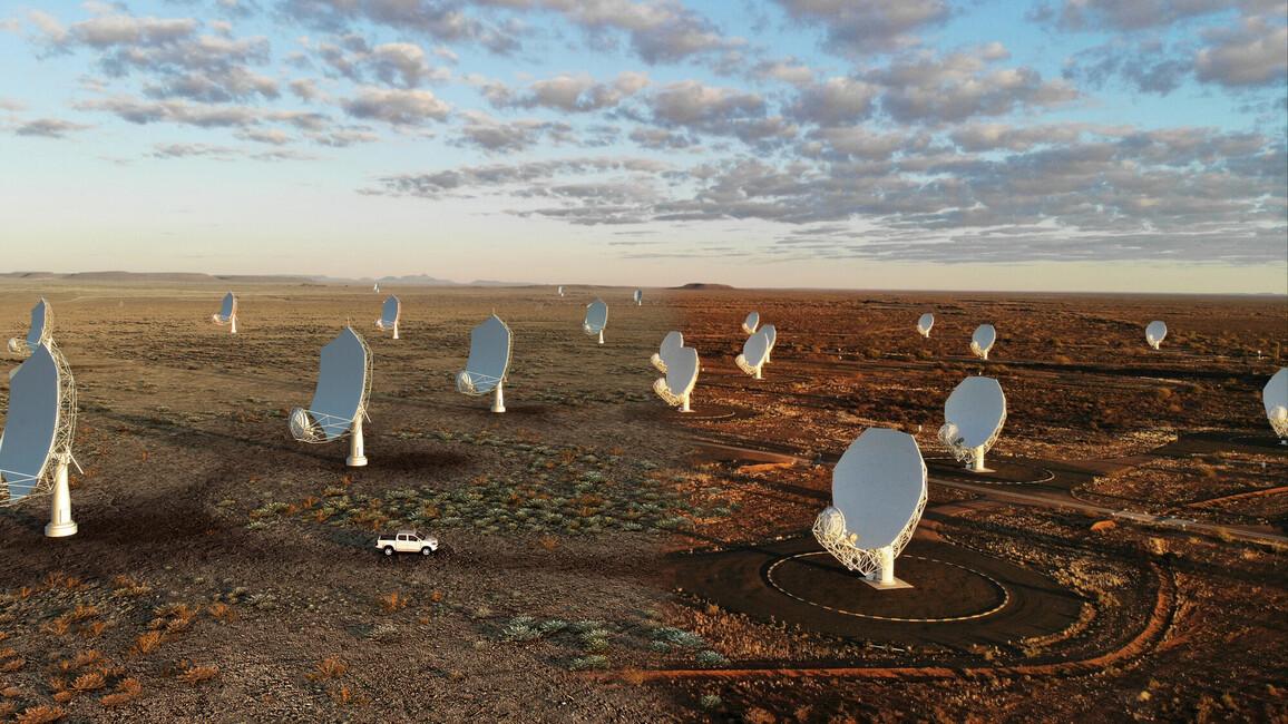 Bild mit einer kargen Landschaft auf der bis zum Horizont Radioteleskope zu sehen sind