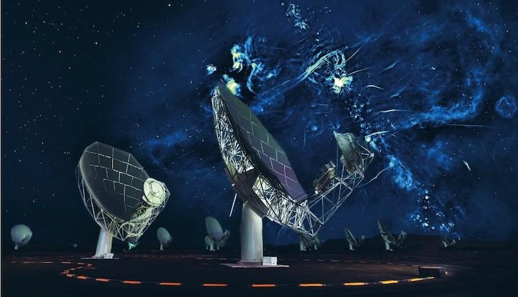 zwei riesige Radioteleskope vor einer Visualisierung des Nachhimmels